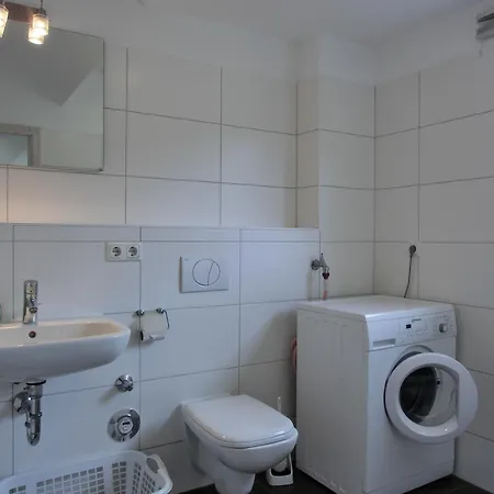 Apartment W13 3 *
